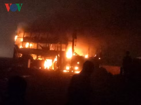 Chỉ ít phút ngọn lửa đã lan toàn xe, khiến chiếc xe giường nằm cháy rụi