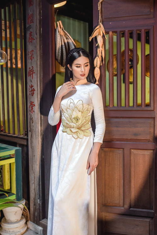 Vì ý nghĩa đó nên họa tiết hoa sen thường xuất hiện trên tà áo dài của phụ nữ Việt, đặc biệt là dịp quan trọng như hỷ sự. Hai tấm hình được thực hiện với sự hỗ trợ của Hoa hậu Ngọc Hân, trang điểm: Fa Nguyen, photo: Panda Duong. Vì ý nghĩa đó nên họa tiết hoa sen thường xuất hiện trên tà áo dài của phụ nữ Việt, đặc biệt là dịp quan trọng như hỷ sự. Hai tấm hình được thực hiện với sự hỗ trợ của Hoa hậu Ngọc Hân, trang điểm: Fa Nguyen, photo: Panda Duong.