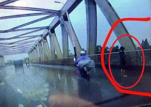 Vân trước khi tự tử (ảnh do camera hành trình của người đi đường ghi lại).  Vân trước khi tự tử (ảnh do camera hành trình của người đi đường ghi lại).