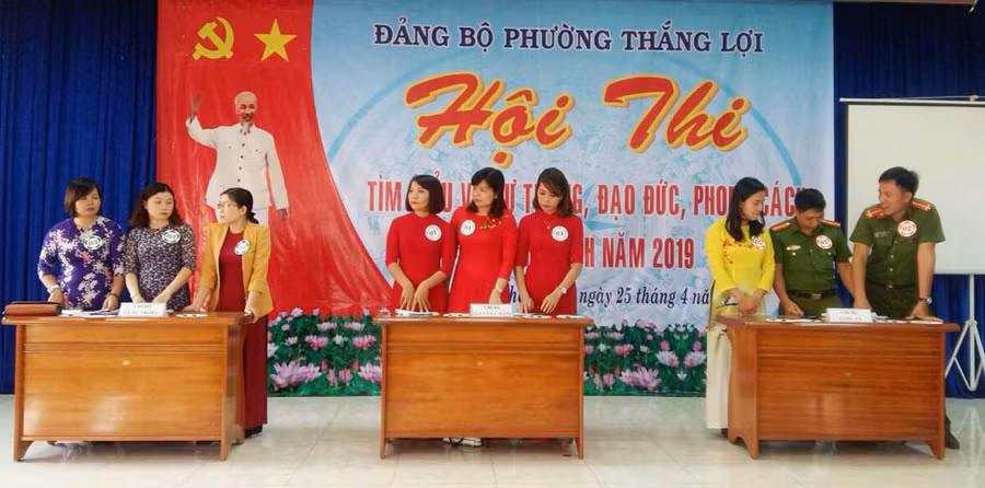 Các đội tham gia phần thi sinh hoạt chuyên đề. Ảnh: Hà Phương