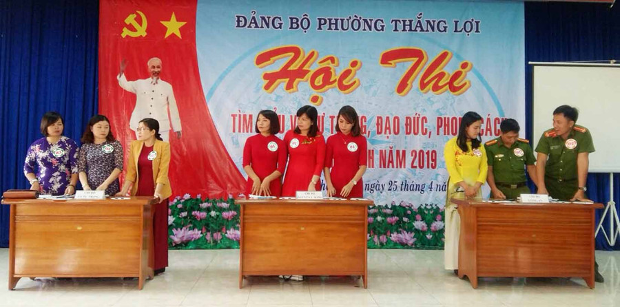 Các đội tham gia phần thi sinh hoạt chuyên đề. Ảnh: Hà Phương
