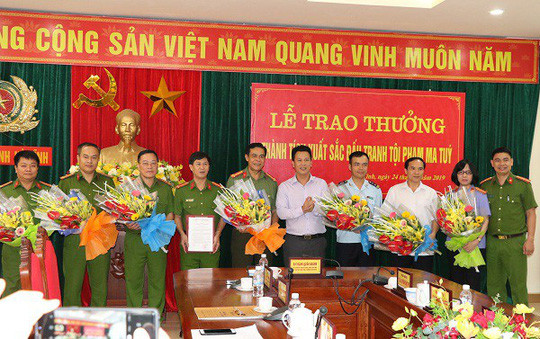 Ông Đặng Quốc Khánh, Chủ tịch UBND tỉnh Hà Tĩnh, trao thưởng cho ban chuyên án - Ảnh: Công an Hà Tĩnh Ông Đặng Quốc Khánh, Chủ tịch UBND tỉnh Hà Tĩnh, trao thưởng cho ban chuyên án - Ảnh: Công an Hà Tĩnh