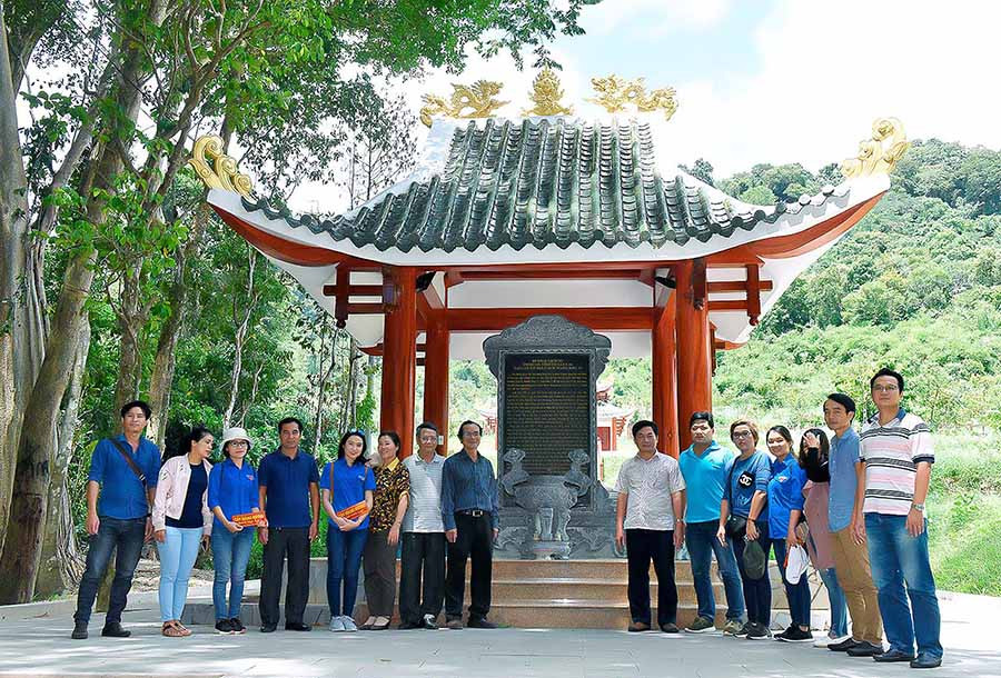 Đoàn cán bộ, viên chức Báo Gia Lai thăm Khu Di tích lịch sử cách mạng của tỉnh tại xã Krong (huyện Kbang). Ảnh: Đ.T