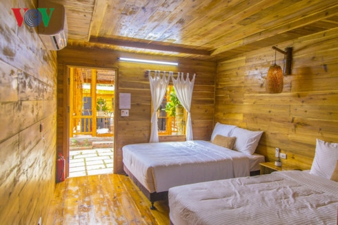  Bên cạnh khách sạn truyền thống, loại hình lưu trú bằng nhà gỗ (bungalow) cũng nở rộ, được du khách yêu thích bởi sự gần gũi thân thiện với thiên nhiên.