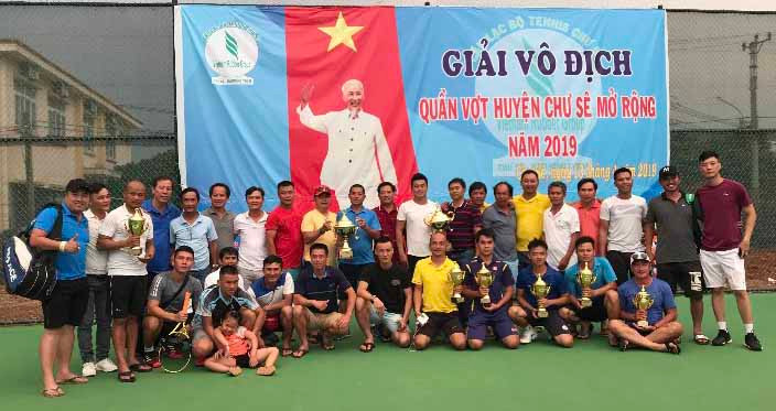 Các VĐV tham dự Lễ bế mạc Giải Vô địch Quần vợt huyện Chư Sê mở rộng 2019. Ảnh: Minh Vỹ