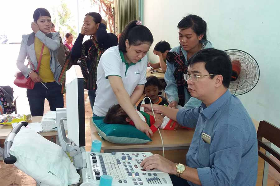  Bác sĩ siêu âm cho một trường hợp nghi ngờ mắc bệnh tim bẩm sinh. Ảnh: N.N