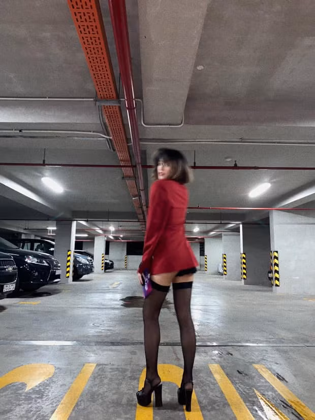 Trên trang cá nhân instagram, Hạ Vi gây bất ngờ thời gian gần đây vì kiểu tóc ngắn và trang phục sexy. Điều này khác biệt hẳn với phong cách nữ tính của cô trước đó. Trên trang cá nhân instagram, Hạ Vi gây bất ngờ thời gian gần đây vì kiểu tóc ngắn và trang phục sexy. Điều này khác biệt hẳn với phong cách nữ tính của cô trước đó.