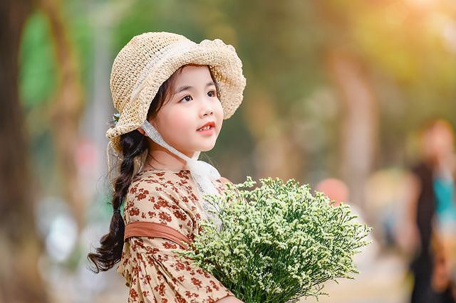  Bé Tú An có sở thích làm người mẫu, đóng phim. Cô bé cũng đã được tiếp xúc với một số sàn diễn thời trang trẻ em.