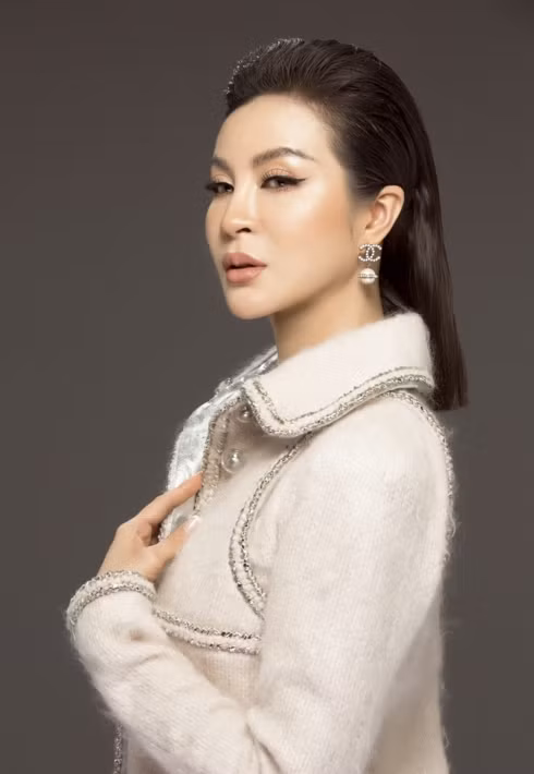 MC Thanh Mai đầy sang trọng trong set trang phục trắng đơn giản đến từ thương hiệu thời trang Chanel. Những đường viền chạy dọc theo thân áo, cổ tay tôn lên vẻ sang trọng cho người mặc. 