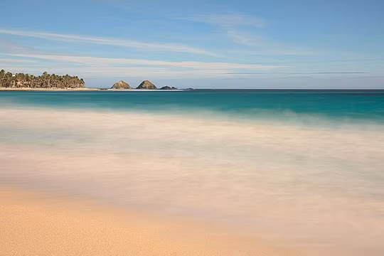  Từ tháng 12 đến tháng 2 năm sau, thủy triều quanh quần đảo Dos Hermanos rút nhanh, xảy ra thường xuyên hơn trong ngày. Khi thủy triều rút, một quần đảo khô ráo, bầu trời đầy nắng, nhiệt độ dễ chịu cùng cảnh quan thiên nhiên đẹp thơ mộng thu hút bạn ngay cái nhìn đầu tiên.