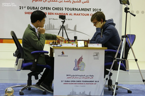 Lê Quang Liêm (trái) xếp hạng ba chung cuộc Dubai Open
