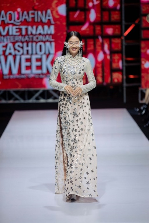Nói thêm về BST được trình làng tại Aquafina Vietnam International Fashion Week Xuân Hè 2019, NTK Lê Long Dũng cho biết anh lấy cảm hứng từ hành trình lớn lên của những nàng tiểu thư vương giả, từ tuổi thanh xuân trong trẻo đến khi bước vào giai đoạn trưởng thành. 