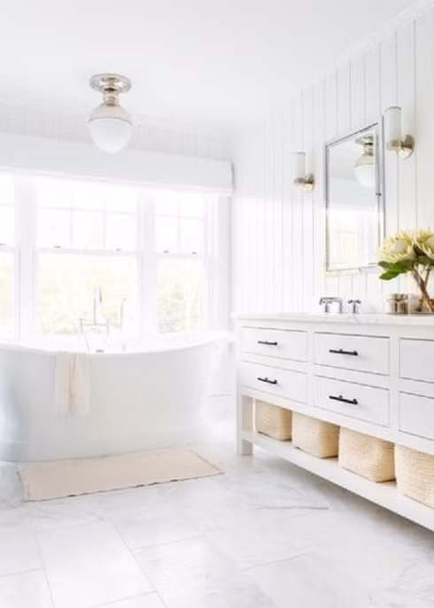 Thêm họa tiết vào màu trắng để giảm sự đơn điệu: Phòng tắm hoặc nhà bếp sẽ trông sạch sẽ hơn với tường và các vật dụng trang trí, mặt bàn, tủ hoặc đồ đạc màu trắng. Văn hóa chúng ta liên kết màu trắng với sự sạch sẽ. Màu trắng sẽ tạo cái nhìn sắc nét và rất quan trọng để sử dụng khi bạn đã sẵn sàng để bán một ngôi nhà và muốn tạo ấn tượng tốt nhất.