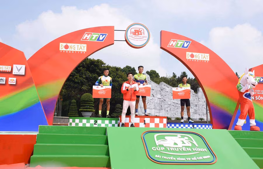 Ban tổ chức trao giải cho các VĐV đạt thứ hạng tại vòng đua thứ 9. Ảnh: Hà Phương