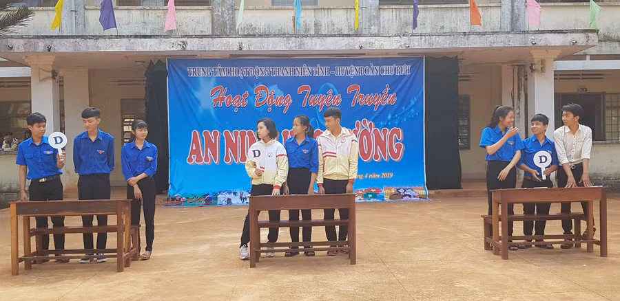 Các đội thi trả lời câu hỏi trắc nghiệm. Ảnh: Hà Đức Thành