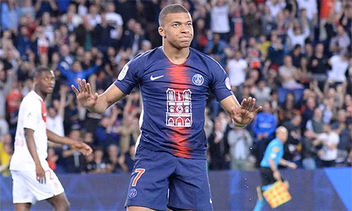 Mbappe từ chối mừng bàn thắng, như một cách thể hiện sự tôn trọng Monaco - đội bóng mà anh từng trưởng thành và cùng họ vô địch mùa 2016-2017. 