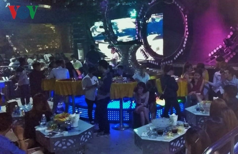 Phát hiện hàng chục nam nữ thanh niên phê ma tuý bên trong quán bar. Phát hiện hàng chục nam nữ thanh niên phê ma tuý bên trong quán bar.