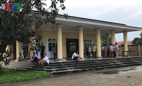 Sau khi hoàn tất việc khám nghiệm, người thân nhận thi thể ông Q về để khâm liệm Sau khi hoàn tất việc khám nghiệm, người thân nhận thi thể ông Q về để khâm liệm