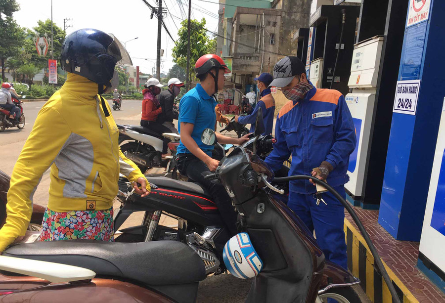 Xăng dầu tăng giá tác động chi tiêu của người dân. Ảnh: Vũ Thảo