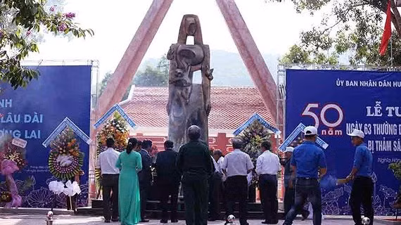 Tượng đài Khu di tích Khánh Giang - Trường Lệ Tượng đài Khu di tích Khánh Giang - Trường Lệ