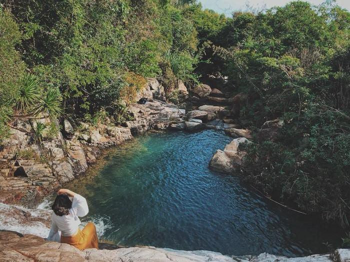 Dòng suối bắt nguồn từ núi Hàm rồng nên người dân địa phương hay gọi là suối Hàm Rồng. Về sau có thêm tên gọi truyền miệng là Suối Ngang. Dòng suối bắt nguồn từ núi Hàm rồng nên người dân địa phương hay gọi là suối Hàm Rồng. Về sau có thêm tên gọi truyền miệng là Suối Ngang.