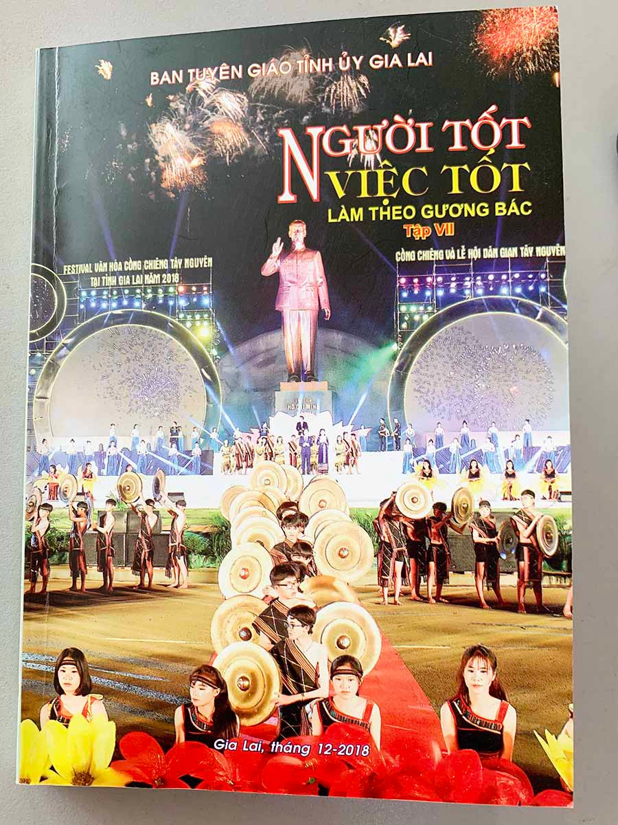 Bìa ấn phẩm “Người tốt việc tốt làm theo gương Bác”.  Bìa ấn phẩm “Người tốt việc tốt làm theo gương Bác”.