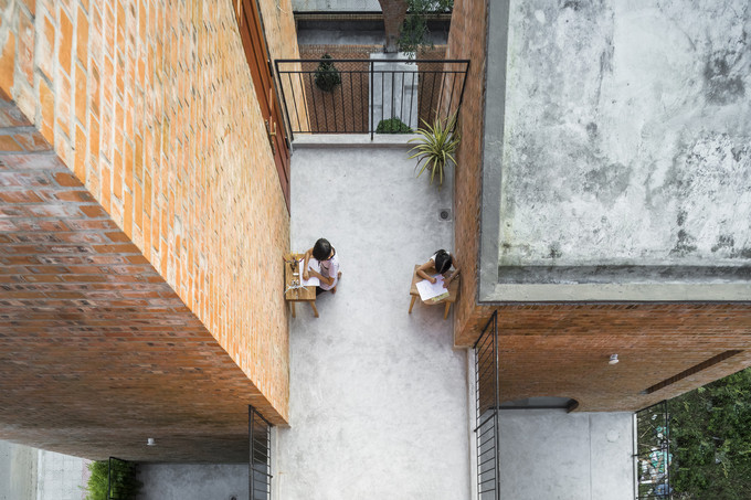 Các không gian đệm này có thể dùng cho nhiều hoạt động khác nhau, nhằm giúp các thành viên trong gia đình có nhiều không gian chung hơn. Các không gian đệm này có thể dùng cho nhiều hoạt động khác nhau, nhằm giúp các thành viên trong gia đình có nhiều không gian chung hơn.