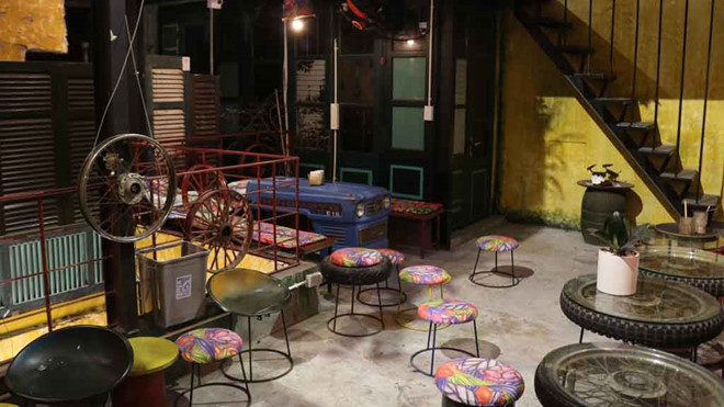 Không gian quán cà phê với những bộ bàn ghế được tạo ra từ bánh xe bỏ đi, thân máy cày đã cũ 