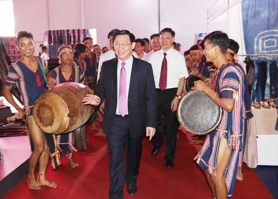 Phó Thủ tướng Vương Đình Huệ tham quan các gian hàng tại Hội chợ. Ảnh: Q.T Phó Thủ tướng Vương Đình Huệ tham quan các gian hàng tại Hội chợ. Ảnh: Q.T