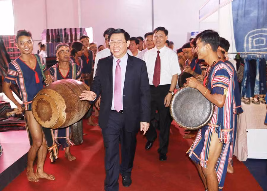 Phó Thủ tướng Vương Đình Huệ tham quan các gian hàng tại Hội chợ. Ảnh: Q.T