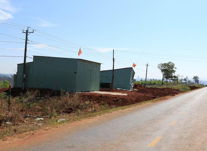 Nhiều ngôi nhà được dựng ngay trên hành lang đường QL 28