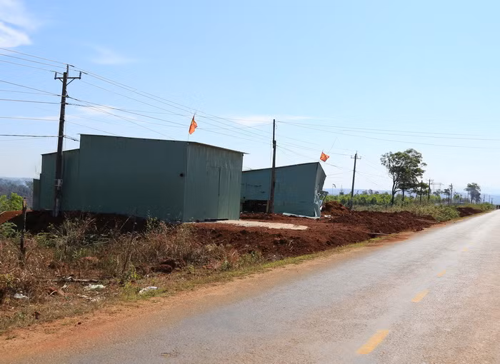 Nhiều ngôi nhà được dựng ngay trên hành lang đường QL 28