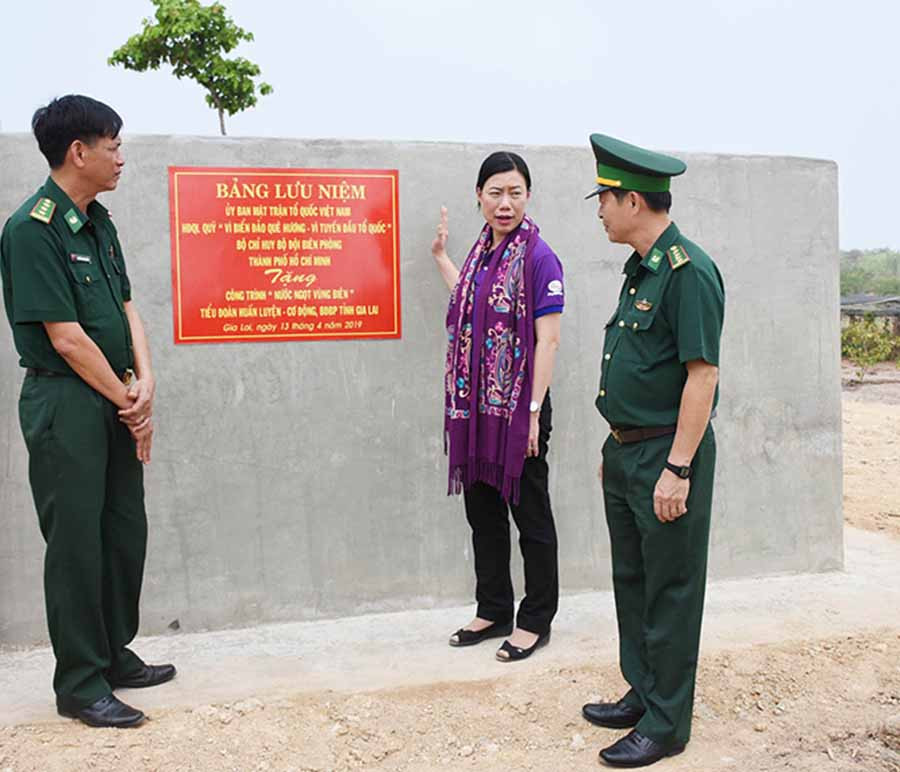 Bà Triệu Lệ Khánh-Phó Chủ tịch Ủy ban MTTQ Việt Nam TP. Hồ Chí Minh kiểm tra công trình nước sạch. Ảnh: H.P  Bà Triệu Lệ Khánh-Phó Chủ tịch Ủy ban MTTQ Việt Nam TP. Hồ Chí Minh kiểm tra công trình nước sạch. Ảnh: H.P