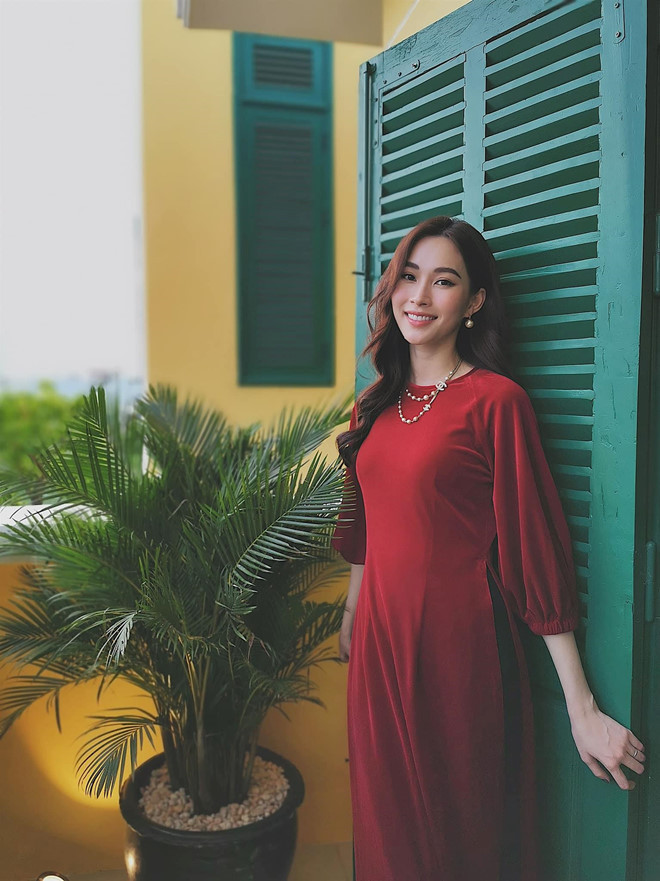 Tà áo dài kiểu cổ do Thu Thảo diện trong bộ ảnh cũng nhận được lời khen của khán giả vì sự nền nã, kín đáo và gợi nhớ đến phụ nữ Nam Bộ xưa. Nhiều người cũng dành lời khen cho tay nghề chụp ảnh của doanh nhân Trung Tín. Tà áo dài kiểu cổ do Thu Thảo diện trong bộ ảnh cũng nhận được lời khen của khán giả vì sự nền nã, kín đáo và gợi nhớ đến phụ nữ Nam Bộ xưa. Nhiều người cũng dành lời khen cho tay nghề chụp ảnh của doanh nhân Trung Tín.