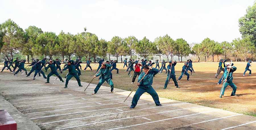 Học viên tập luyện bài Thất bộ côn. Ảnh: P.D