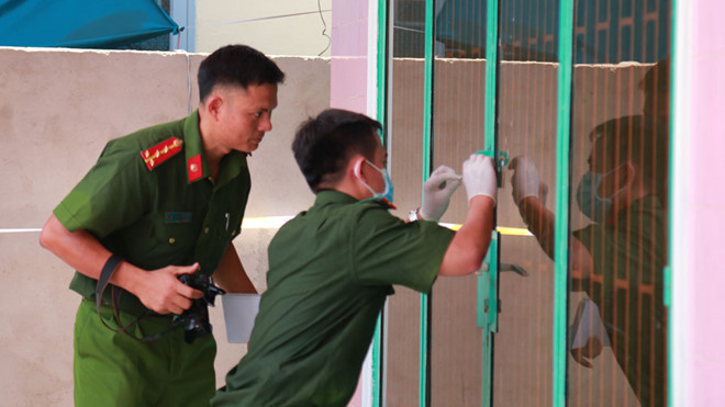  Công an thu thập dấu vết để lại hiện trường