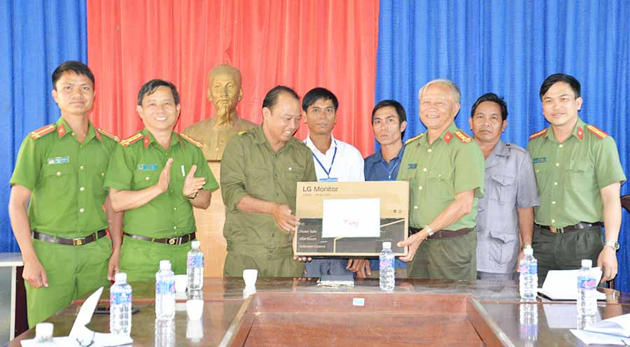 Trung úy Đinh Văn Nglin (bìa trái) cùng đại diện Ban Công an xã Đak Pling nhận quà của Giám đốc Công an tỉnh tặng. Ảnh: T.T  Trung úy Đinh Văn Nglin (bìa trái) cùng đại diện Ban Công an xã Đak Pling nhận quà của Giám đốc Công an tỉnh tặng. Ảnh: T.T