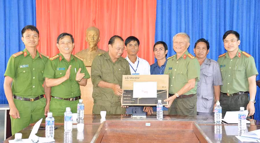  Trung úy Đinh Văn Nglin (bìa trái) cùng đại diện Ban Công an xã Đak Pling nhận quà của Giám đốc Công an tỉnh tặng. Ảnh: T.T