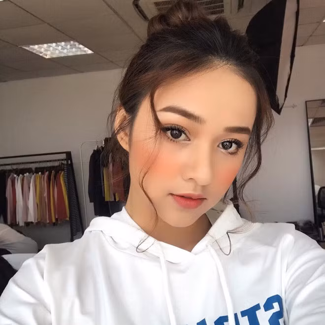  Vương Tú (21 tuổi, Nghệ An) hiện là nữ sinh Học viện Ngân hàng (Hà Nội). Cô được dân mạng chú ý bởi gương mặt có nét lai Tây với sống mũi cao, mắt sâu, bờ môi mọng. Trang cá nhân của cô hiện có hơn 10.000 người theo dõi trên mạng xã hội.