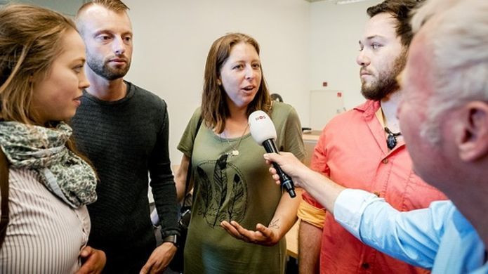 Những đứa trẻ bất ngờ phát hiện có cùng cha là bác sĩ sản khoa quá cố Jan Karbaat