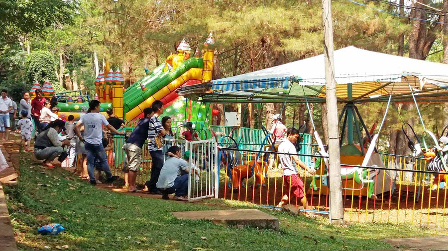 Nhiều gia đình đưa con đến Công viên Diên Hồng để chơi trò chơi. Ảnh: Hà Phương