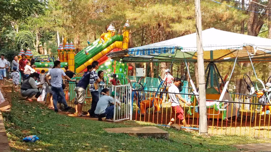 Nhiều gia đình đưa con đến Công viên Diên Hồng để chơi trò chơi. Ảnh: Hà Phương