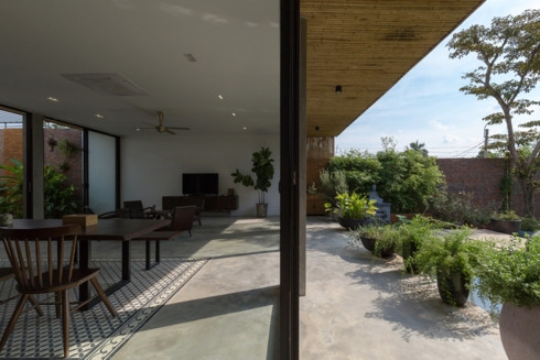 Giải pháp tránh nóng cho nhà chính là mái hiên và các loại cây xanh bên ngoài. Giải pháp tránh nóng cho nhà chính là mái hiên và các loại cây xanh bên ngoài.