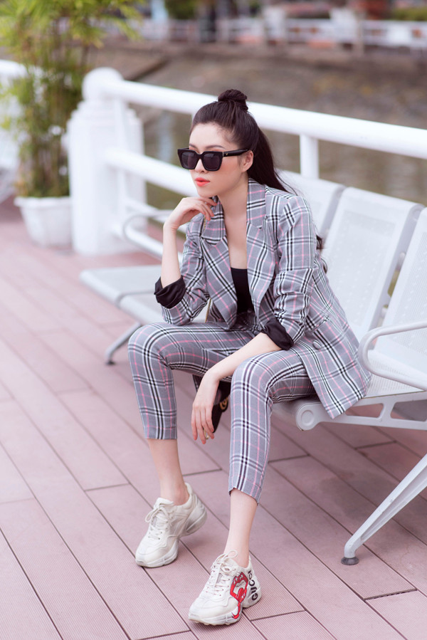 Bộ ảnh được thực hiện với sự hỗ trợ của nhiếp ảnh Mon Trần, trang điểm Phước Lợi.  Bộ ảnh được thực hiện với sự hỗ trợ của nhiếp ảnh Mon Trần, trang điểm Phước Lợi.