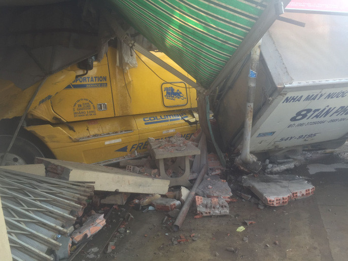  Xe container ủi sập phần trước của 2 căn nhà