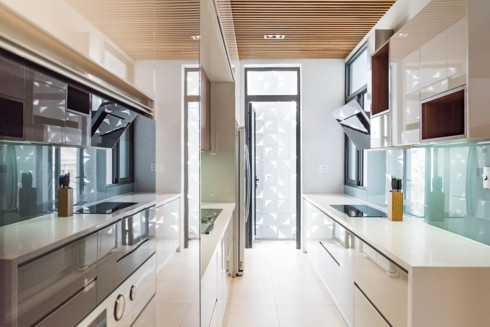  Tủ bếp phủ gương bóng mang đến một nơi nấu nướng rộng rãi và sang trọng.