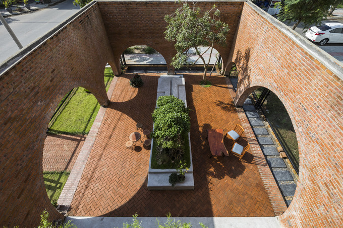 Khối đế có chức năng là quán cà phê bao gồm một phần sân vườn... Khối đế có chức năng là quán cà phê bao gồm một phần sân vườn...