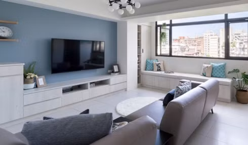 Ánh sáng giúp nội thất và bức tường màu xanh dương thêm có chiều sâu.