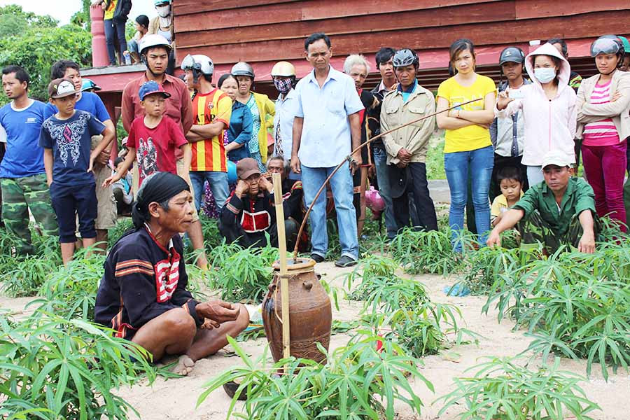 Ông Rơ Lan Hieo-thế thân của Vua Lửa-thực hiện nghi lễ cúng cầu mưa. Ảnh: Đ.P