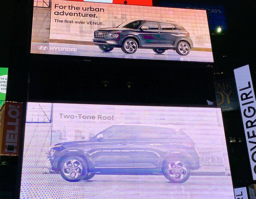 Hình ảnh đầu tiên của Venue trên bảng quảng cáo tại quảng trường Thời Đại, Mỹ. Ảnh: Carscoop Hình ảnh đầu tiên của Venue trên bảng quảng cáo tại quảng trường Thời Đại, Mỹ. Ảnh: Carscoop